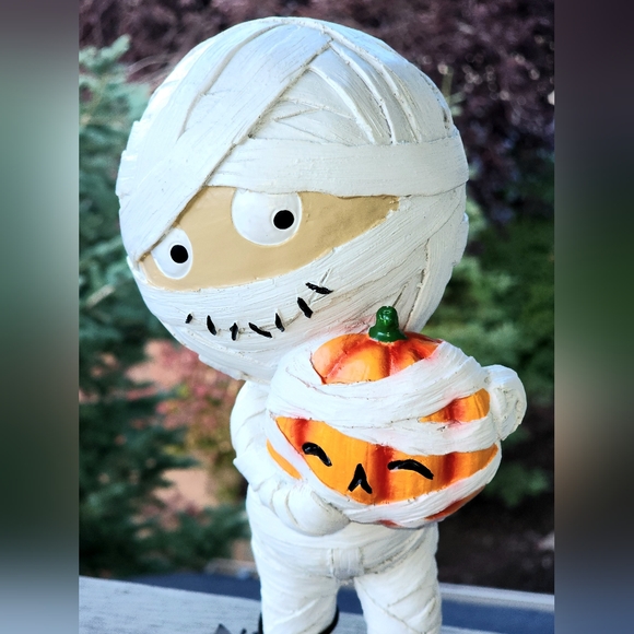 Cynthia Rowley Mummy holding Pumpkin Mummy Halloween Decor NWT - Picture 3 of 5